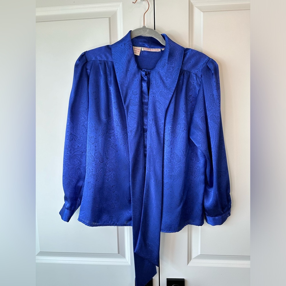 Vintage Tess Petite Satin Paisley Blouse with Tie Neck Bow Size 12P 
Royal Blue